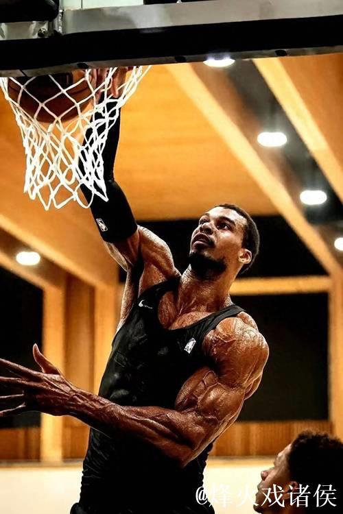 福克斯：当文班亚马回归球队后，会提升我们攻防两端的实力