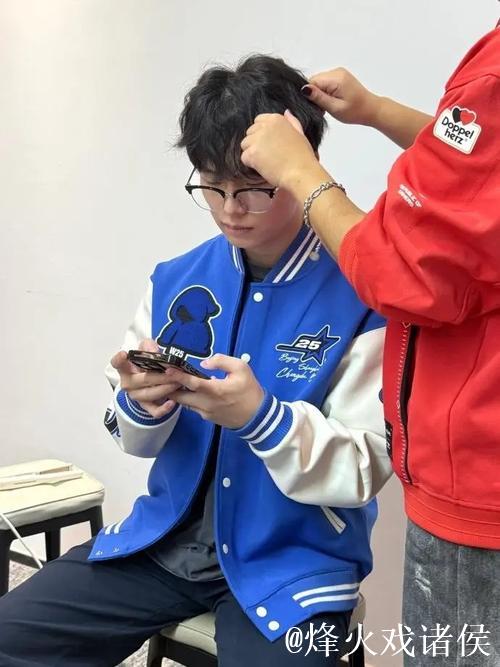 JDG官媒晒队员日常照：带兄弟们看北京初雪噜